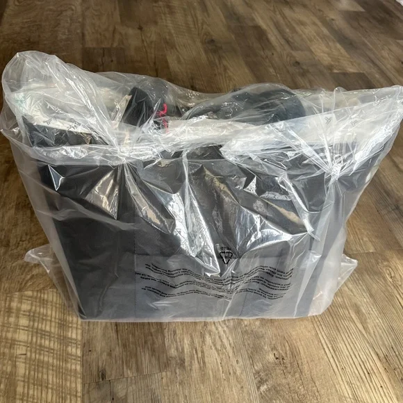 Tumi NWT- 148968-1041/Alpha Bravo Essential Large East West Tote- Black - Picture 13 of 13